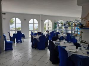 Reštaurácia alebo iné gastronomické zariadenie v ubytovaní Hotel Caraibisiaco sul mare