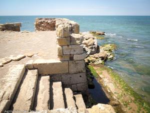 un edificio de piedra a orillas del océano en Agriturismo San Matteo, en Tarquinia