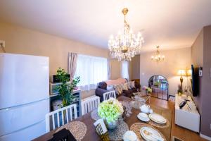 cocina y sala de estar con mesa de comedor en villa hanasaku 富士河口湖町A棟, en Fujikawaguchiko 97 fotos más