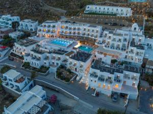 A piscina localizada em The George Hotel Mykonos ou nos arredores
