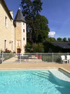 una piscina frente a un edificio en Manoir de l'Abbaye en Seuilly