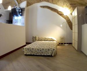 A bed or beds in a room at Monolocale quartiere medievale