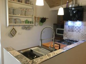 A kitchen or kitchenette at Monolocale quartiere medievale