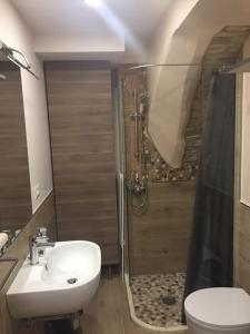 een badkamer met een douche, een wastafel en een toilet bij Monolocale quartiere medievale in Ortona