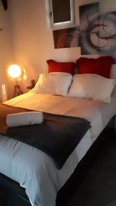 Un ou plusieurs lits dans un hébergement de l'établissement Nuits chartraines, Le Saint-Aignan, classé 3 étoiles