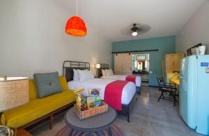 ein Hotelzimmer mit einem Bett und einem Sofa in der Unterkunft Lone Star Court, by Valencia Hotel Collection in Austin