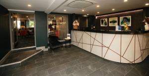 a lobby with a bar in a restaurant at Garner Hotel Nottingham City Centre by IHG in Nottingham