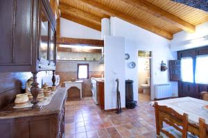 A kitchen or kitchenette at Cuencaloft Alfonso VIII
