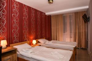 En eller flere senge i et værelse på Hotel Timok