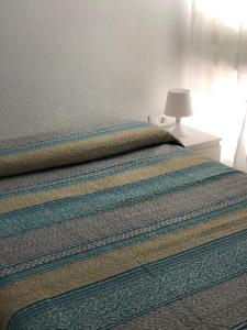 Un pat sau paturi într-o cameră la Calle de Frederica Montseny 'Política' Casa o chalet