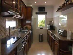 Kuchyň nebo kuchyňský kout v ubytování Moradia do Pinhal