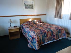 Un pat sau paturi într-o cameră la Kingsway Inn