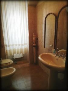 y baño con lavabo y aseo. en Colle dei lauri, en Loreto