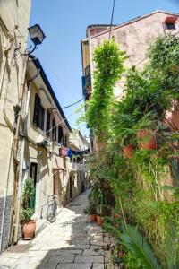 Imagen de la galería de Luminous 2BD stone Apt in the alleys of Corfu town, en Corfú