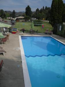 Bazén v ubytování Johnny's Motel nebo v jeho okolí