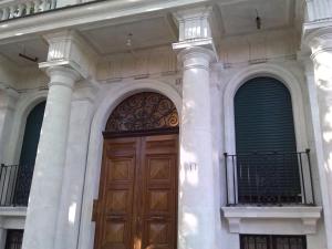 un edificio con una puerta de madera y dos columnas en Agnes Roma en Roma