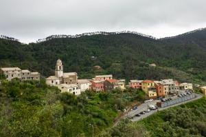 a town on the side of a mountain with cars at Casa Vacanze Tra Le Mura in Levanto