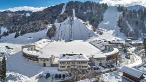 eine Ski-Lodge mit Schnee darüber in der Unterkunft Olympiahaus in Garmisch-Partenkirchen