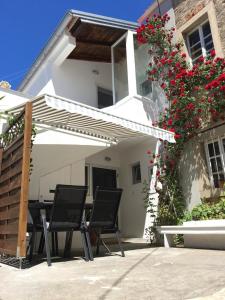 eine Terrasse mit 2 Stühlen und einem Tisch vor einem Haus in der Unterkunft Apartment Milin in Olib