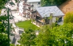 une vue sur un bâtiment avec un toit vert dans l'établissement RELEVEN GUEST HOUSE, à Vernante