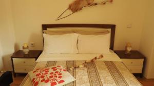 a bedroom with a bed with two nightstands and a bed sidx sidx sidx at Villa Evridiki in Fourka