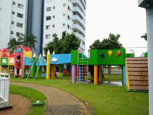 un parque infantil en un parque junto a algunos edificios en Apartamento Vila DR - Barra da Tijuca,prox Jeunesse,Arenas,Rio Centro,praias, Shopping, en Río de Janeiro