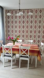 a dining room with a table and chairs and a wall at Ferienhaus BARFLY in Traben-Trarbach +7 photos