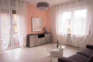 a living room with a couch and a table at Appartamento IRIS in Garda