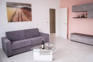 a living room with a couch and a glass table at Appartamento IRIS in Garda