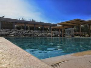 einem Pool vor einem Gebäude in der Unterkunft Agriturismo La Collina Degli Ulivi in Uggiano la Chiesa