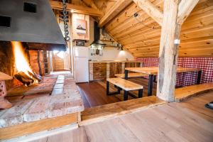 uma cozinha e sala de jantar com uma grande lareira em Apartment with Sauna pr' Geči em Dobova