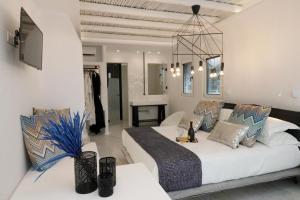 A bed or beds in a room at Narcissus Luxury Suites Még 37 kép