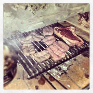 un gril avec de la viande et d'autres aliments dessus dans l'établissement Agriturismo Martignana Alta, à Empoli