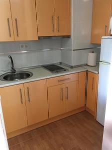 pusta kuchnia ze zlewem i lodówką w obiekcie APARTAMENTO CERCA DE LA PLAYA w mieście Aguadulce +2 zdjęcia