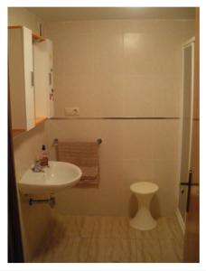łazienka z umywalką i toaletą w obiekcie APARTAMENTO CERCA DE LA PLAYA w mieście Aguadulce