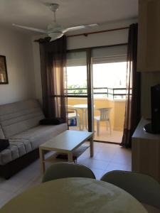 salon z kanapą i stołem w obiekcie APARTAMENTO CERCA DE LA PLAYA w mieście Aguadulce