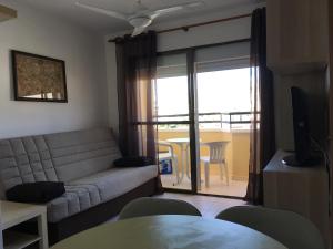 salon z kanapą i stołem w obiekcie APARTAMENTO CERCA DE LA PLAYA w mieście Aguadulce
