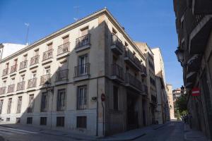 un grande edificio bianco sul lato di una strada di Apartamento Marquesa de Almarza a Salamanca