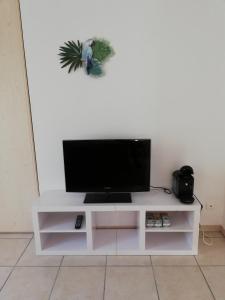 TV a/nebo společenská místnost v ubytování Au Sabluline chambres d'hôtes gîtes