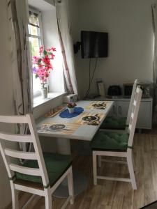 a kitchen with a table and two chairs and a window at Kornblume in Rabenholz