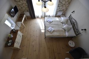 an overhead view of a bedroom with a bed and wooden floors at Penzion Dobré časy in Valtice