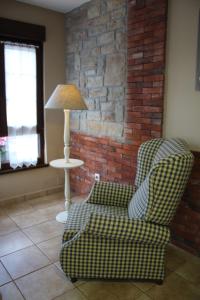una sala de estar con 2 sillas y una lámpara. en Las Cabraliegas en Arenas de Cabrales