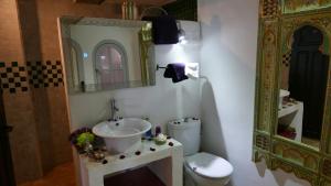 Uma casa de banho em Dar Sultan