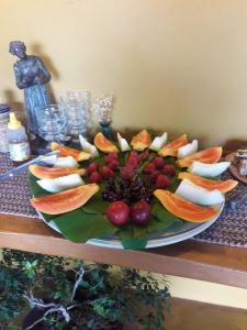 a plate of fruit on top of a table at Pousada Encantos do Cerrado in Delfinópolis