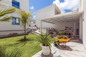 a patio with a table and plants in a yard at Affittacamere Sirius in San Vito lo Capo
