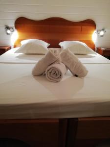 une pile de serviettes assises sur un lit dans l'établissement Residence Clementine villa Douceur, à Grand-Bourg
