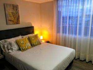 Tempat tidur dalam kamar di Chapinero, Apart Estudios Charles52