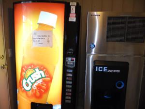 una máquina expendedora con una botella de coca en Knights Inn Harrisonville, en Harrisonville