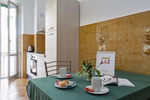 Kuchyňa alebo kuchynka v ubytovaní Casa Azzurra by Wonderful Italy + 15 fotografií