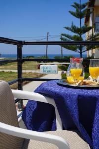 una mesa con dos vasos de jugo de naranja. en Iraklis Hotel, en Mitikas